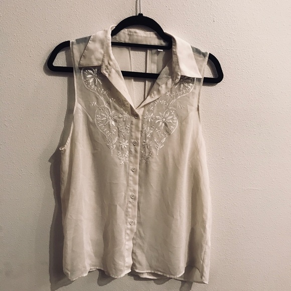 Reformed 🙏🏼 Sleeveless Button Down - Picture 2 of 4